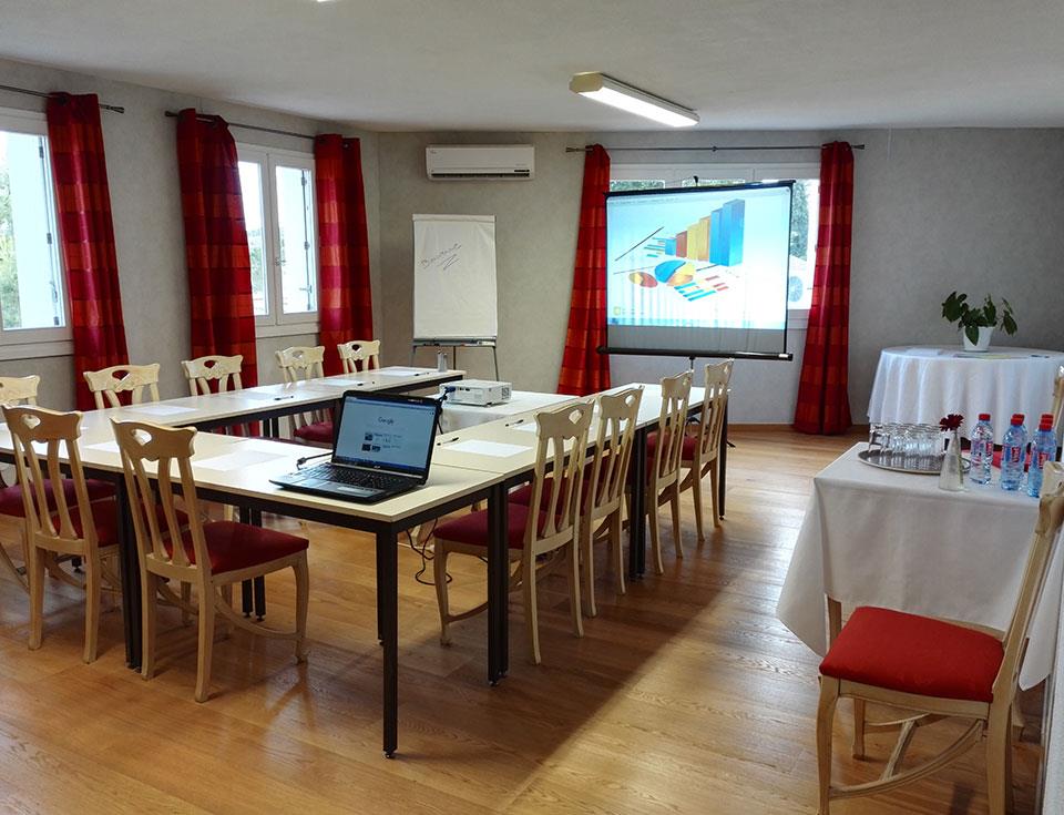 La salle de séminaire de l'hôtel restaurant dans l'Hérault, l'hôstellerie Saint-Benoit